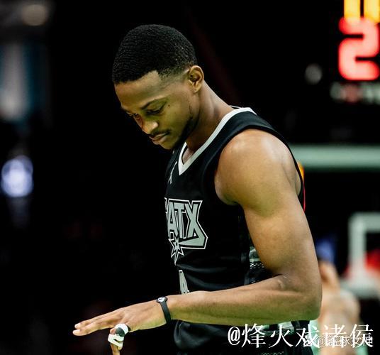 决赛前夜！马刺社媒发布福克斯现身球员训练照片