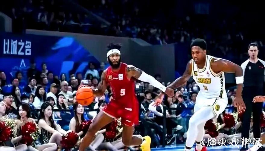 许利民赛后逗弄杰曼宝宝并与马帝昂家人互动 许利民赛后逗弄杰曼宝宝并与马帝昂家人互动