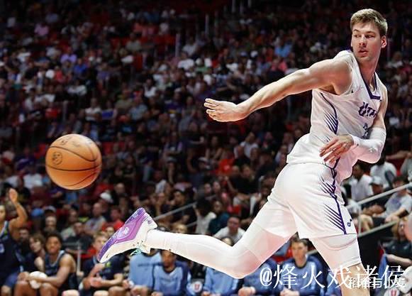 菲利波夫斯基末节狂砍14分,爵士最后1分钟以9-0攻击波反超独行侠1分。 菲利波夫斯基末节狂砍14分,爵士最后1分钟以9-0攻击波反超独行侠1分。